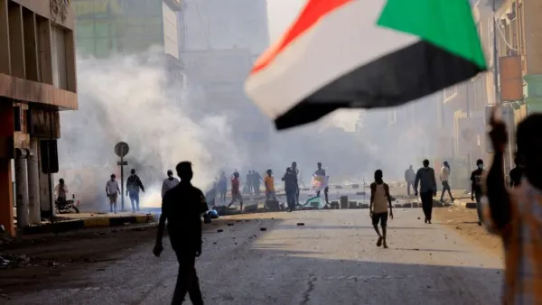 السودان: الآلاف يتظاهرون للمطالبة بالحكم المدني وقوات الأمن تواجههم بقنابل الغاز