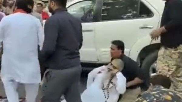 لحظة اغتيال زعيم هندوسي متطرف خارج أقدس مزار للسيخ في الهند