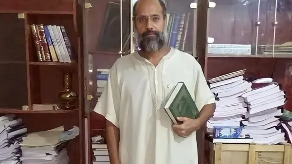 سخرية وجدل بعد نشر صورة لسيف الاسلام في هيئة شيخ زاهد يستمسك بالقرآن 