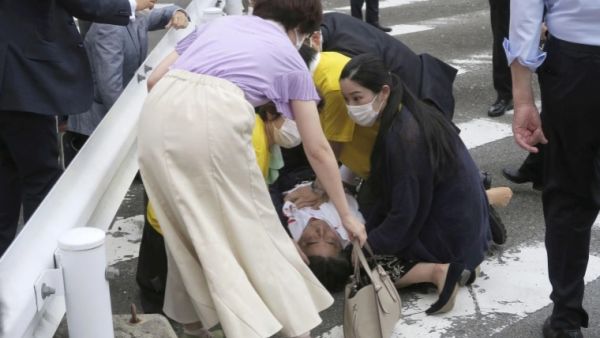 رئيس الوزراء الياباني السابق شينزو آبي في حالة حرجة إثر إصابته في إطلاق نار