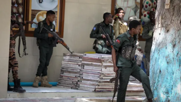 12 قتيلا في اطلاق نار وتفجير انتحاري وسط مقديشو