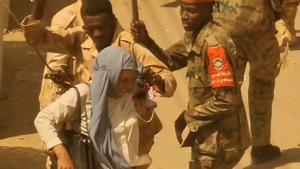 جنود سودانيون يُنكلون بالمارة والمتظاهرين في الشوارع