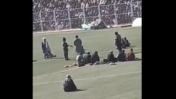 طالبان تجلد بالسياط تسعة رجال امام حشد في ملعب رياضي (فيديو)