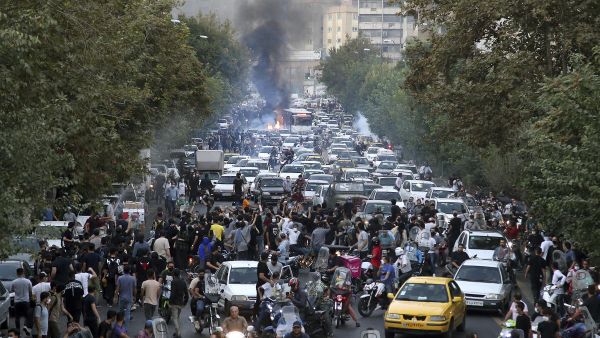 تظاهرات إيران.. 11 قتيلا بينهم 3 شرطيين قضوا طعنا بالسكاكين