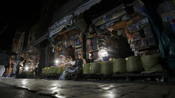 عدن تغرق في الظلام بسبب نفاد الوقود