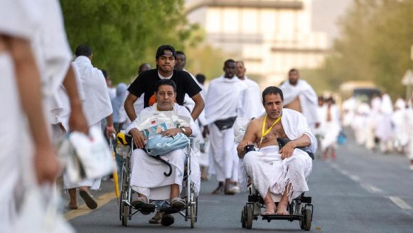 الحجيج يتوافدون إلى صعيد عرفات لأداء الركن الأعظم