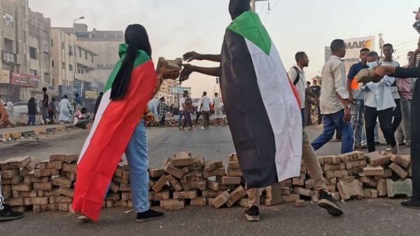 قتيل في احتجاجات السودان وحمدوك يباشر مهامه بعد الاتفاق مع البرهان