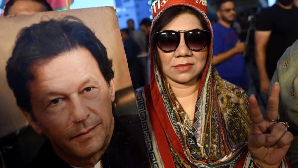 عمران خان خارج المستشفى