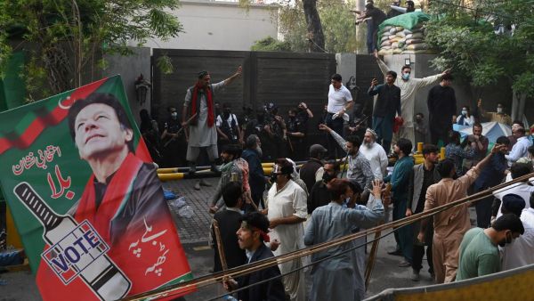 الشرطة الباكستانية تشتبك مع انصار عمران خان امام منزله في لاهور