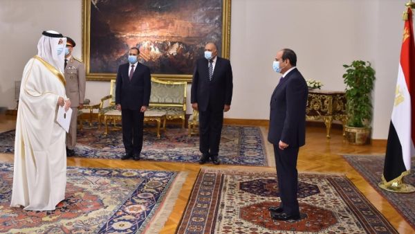 السيسي يتسلم أوراق سفير قطر الجديد لدى مصر