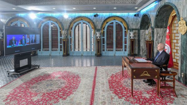 قيس سعيد خلال اشرافه على توقيع اتفاقية ارسال اول امراة تونسية الى الفضاء