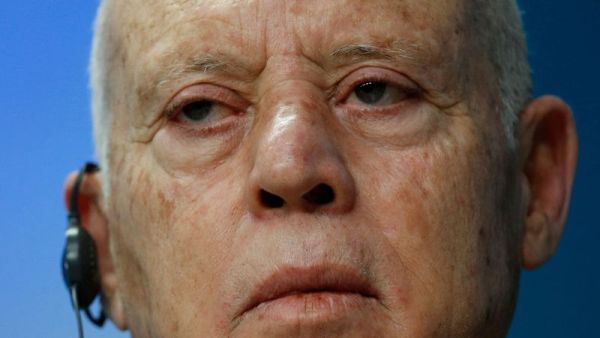 تونسيون يتظاهرون للتنديد باحتكار "الحاكم بأمره" قيس سعيّد للسلطات