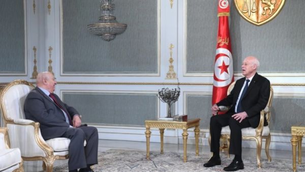 الرئيس التونسي قيس سعيد (يمين) والصادق بلعيد