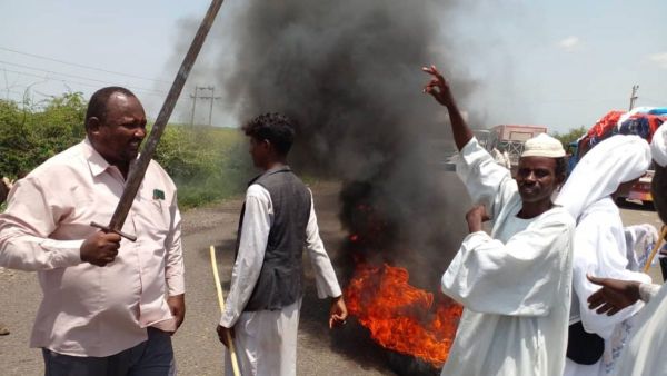 تصاعد الاحتجاحات شرقي السودان ومتظاهرون يغلقون مطار كسلا