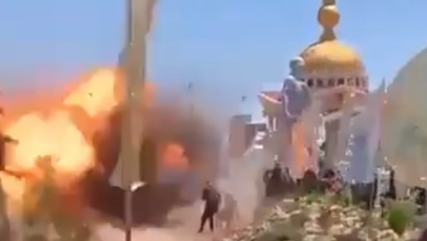 لحظة سقوط صاروخ على كنيسة في حماة السورية (فيديو)