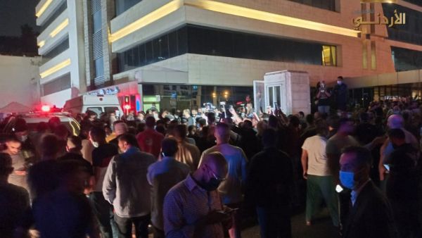 اهالي المرضى يتجمعون امام مستشفى الجاردنز عقب حادثة انقطاع التيار الكهربائي