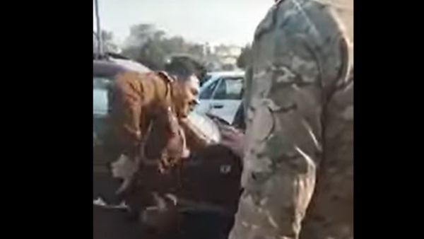 ضابط أمن عراقي يستل مسدسه خلال شجار مع مواطن بالشارع
