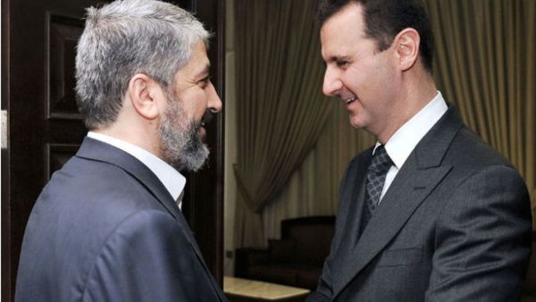 الرئيس السوري بشار الاسد (يمين) ورئيس المكتب السياسي لحركة حماس في الخارج، خالد مشعل