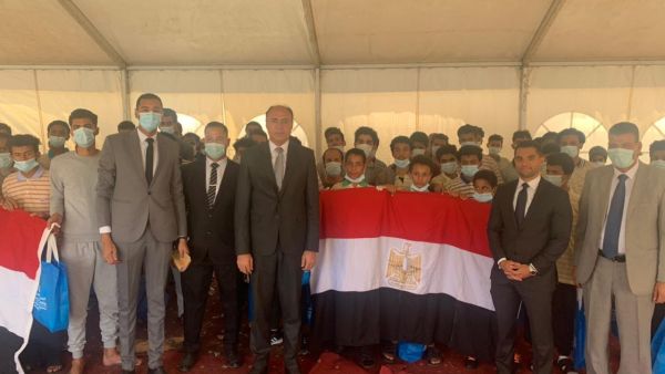 القاهرة تعلن إعادة 140 مصريا كانوا محتجزين في ليبيا