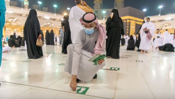 السعودية تزيل علامات ومظاهر التباعد في الحرم المكي