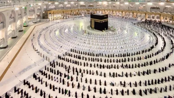 التباعد يعود مجددا الى صفوف المصلين في المسجد الحرام