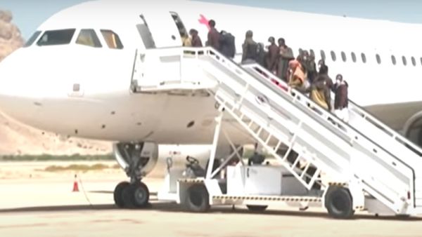 اسرى يصعدون سلم طائرة خلال عملية تبادل بين طرفي نزاع اليمن جرت عام 2020