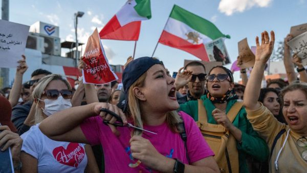 إيران: أميني توفيت بمرض دماغي وسارينا ونيكا انتحرتا