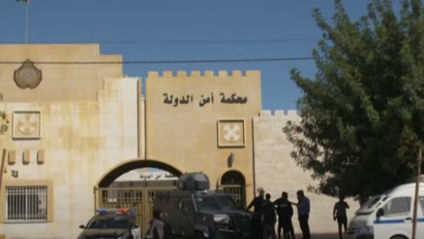 توقيف 12 شاباً وفتاة بتهمة حيازة وتعاطي المخدرات داخل شاليه في الاردن 