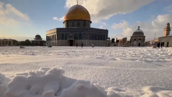 الثلوج في باحة الاقصى