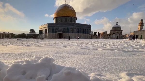 الثلوج في باحة الاقصى
