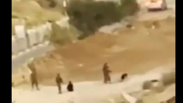 بالفيديو.. جنود اسرائيليون يضربون فلسطينيين بوحشية قرب رام الله