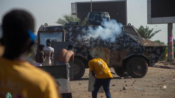 الأمن السوداني يطلق قنابل الغاز لمنع متظاهرين من وصول القصر الرئاسي