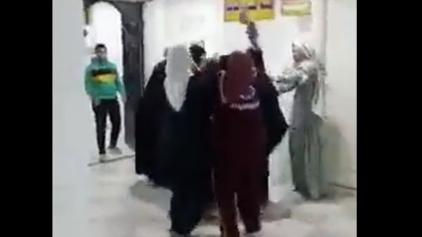 بالفيديو.. ممرضات يتعرضن لضرب مبرح داخل مستشفى في مصر