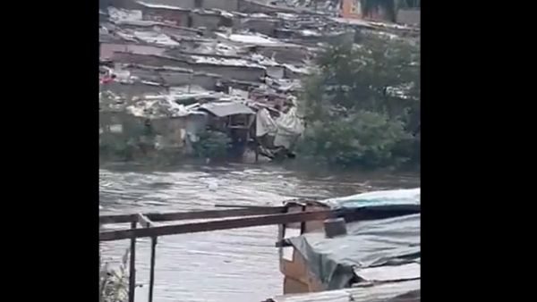 14 قتيلا في فيضان مباغت لنهر في جوهانسبورغ (فيديو)