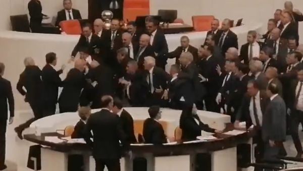 عراك وتضارب بالأيدي داخل البرلمان التركي (فيديو)