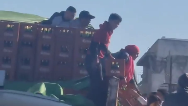 بالفيديو.. تونسيون يتسابقون لنهب شاحنة بيرة تعطلت في الشارع 