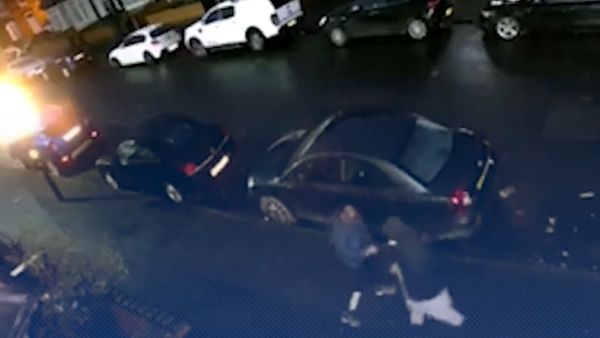 الشروع بالقتل لمشتبه به اضرم النار برجلين خارج مسجدين في بريطانيا