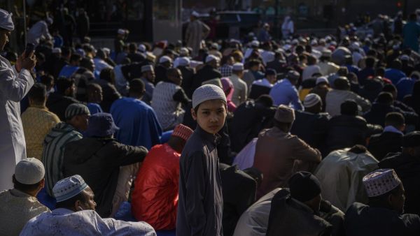 عُمان والمغرب والعراق وايران تحتفل بأول ايام عيد الفطر