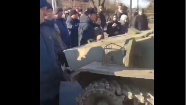 اوكرانيون يعترضون رتلا روسيا باجسادهم (فيديو)