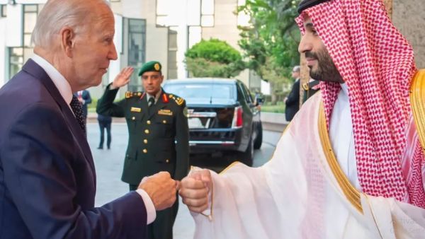 بايدن يحظى باستقبال متواضع لدى وصوله الى السعودية قادما من إسرائيل