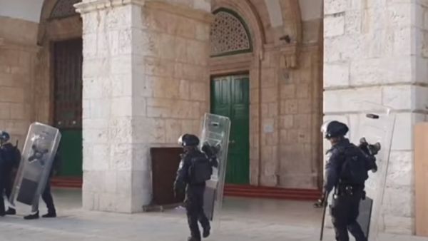 اقتحامات بالجملة للأقصى والاحتلال يقمع مسيرة لكسر حصار نابلس