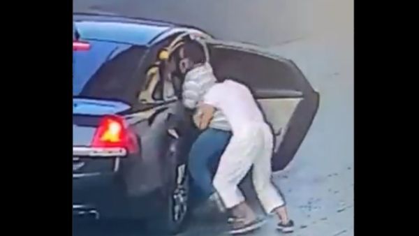 لحظة اختطاف عامل محطة وقود في السعودية