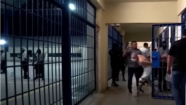 العثور على 6 سجناء مشنوقين داخل زنزانتهم بالإكوادور