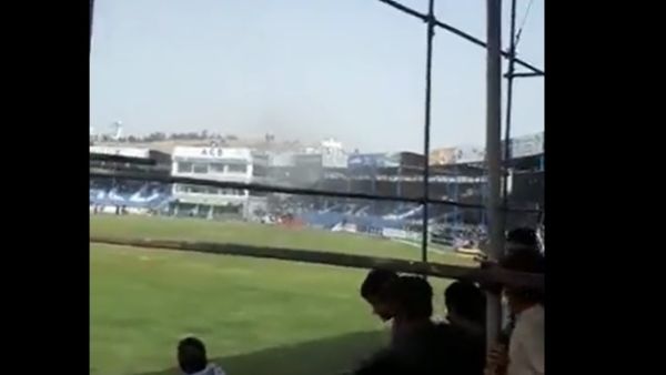 بالفيديو.. لحظة انفجار عبوة ناسفة خلال مباراة رياضية في كابول