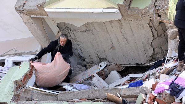 سباق مع الوقت للعثور على ناجين من الزلزال في تركيا وسوريا