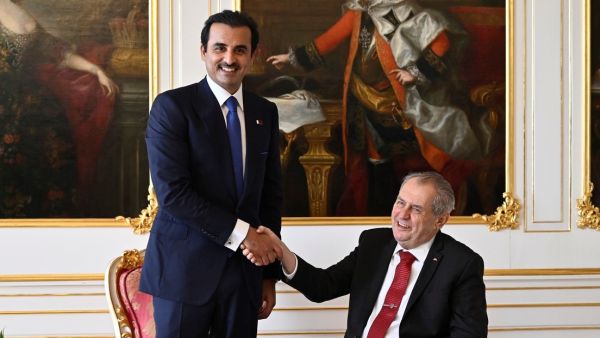 تقرير: أمير قطر يقطع زيارته الى التشيك