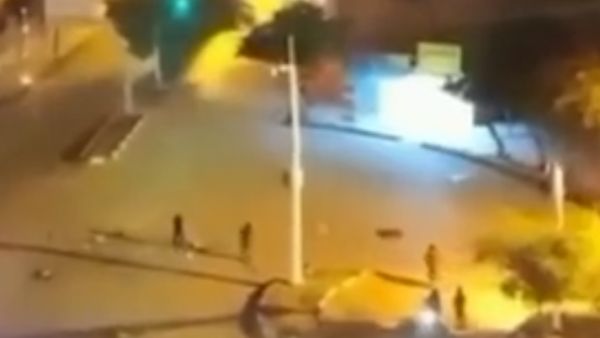 لقطة من مقطع فيديو لما قيل انها اشتباكات بين قوات الامن والمتظاهرين في ايذة جنوبي ايران