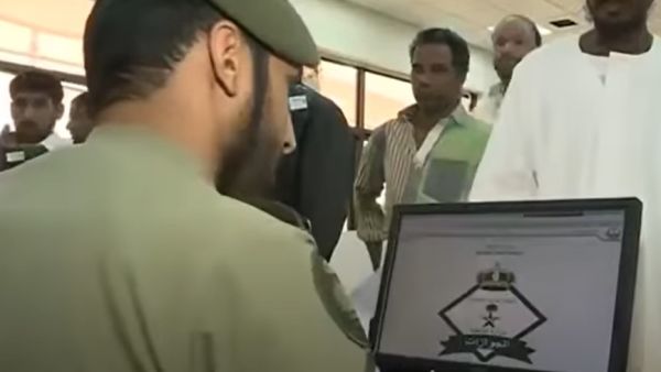 ترحيل الاف المخالفين لنظام الاقامة في السعودية