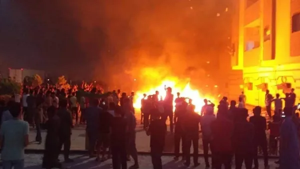 محتجون يقتحمون مقر مجلس النواب الليبي بطبرق ويضرمون فيه النار