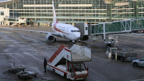 جثتان داخل طائرة تطيحان بمسؤولين أمنيين في الجزائر